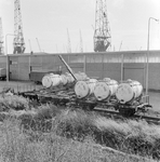 154127 Afbeelding van het vervoer van cacaoboter van Westzaan naar Amsterdam: het beladen van de goederenwagens met ...